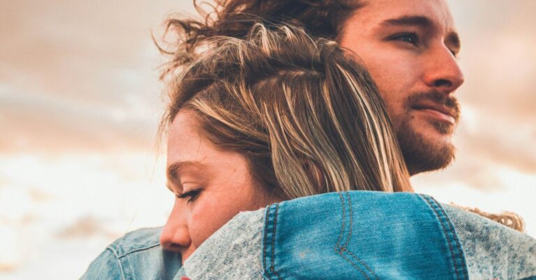 kenny eliason lodDYy kDbc unsplash20couple20hugging